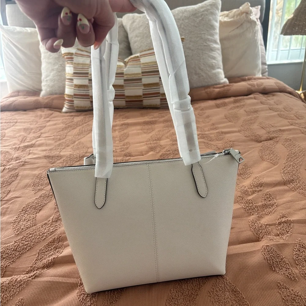 NWT Coach Chalk Pebbled Leather Tote - Picture 3 of 5